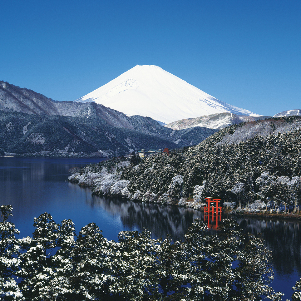 雪化粧をした富士山と芦ノ湖　神奈川県