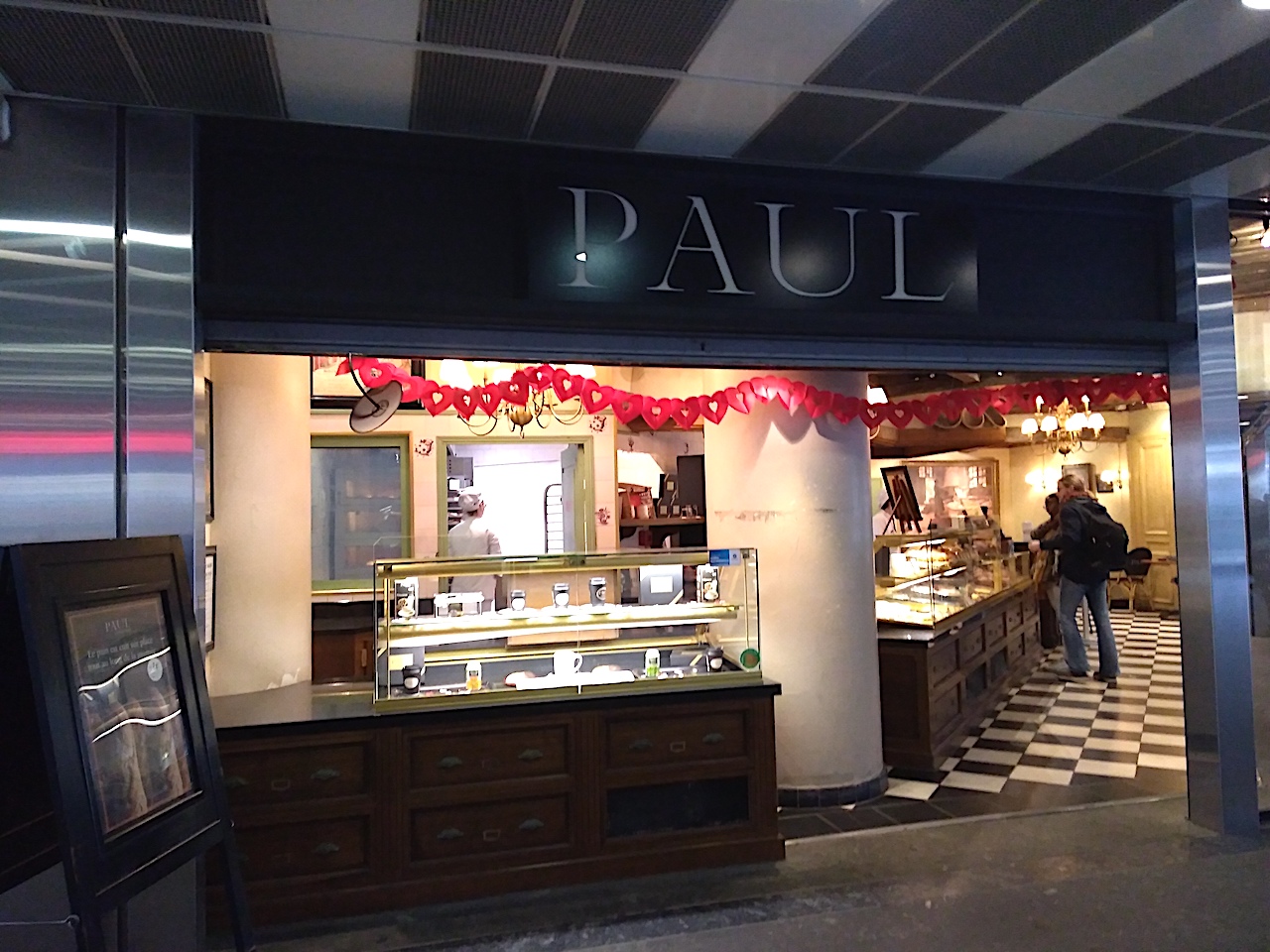 フランス南西部、駅構内のPAUL 