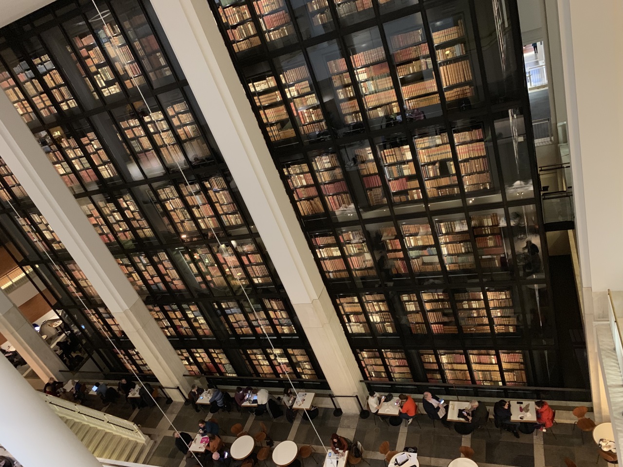 世界最大級の図書館 大英図書館が持つ美しい本のタワー British Library 現地ルポ Tabizine 人生に旅心を