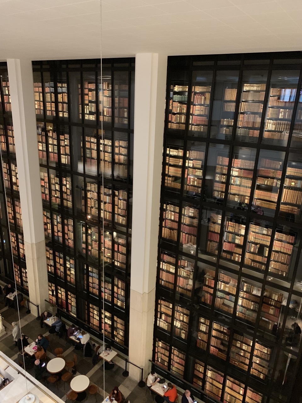 世界最大級の図書館、大英図書館が持つ美しい本のタワー【British Library】現地ルポ