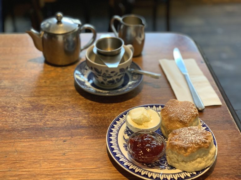スコーンに集中して楽しむ。それがイギリスのクリームティー！