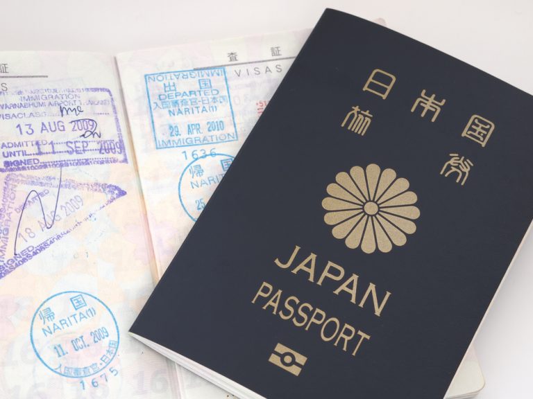 【2月20日は旅券の日】日本のパスポート、実は5色あるって知ってた？ | TABIZINE～人生に旅心を～