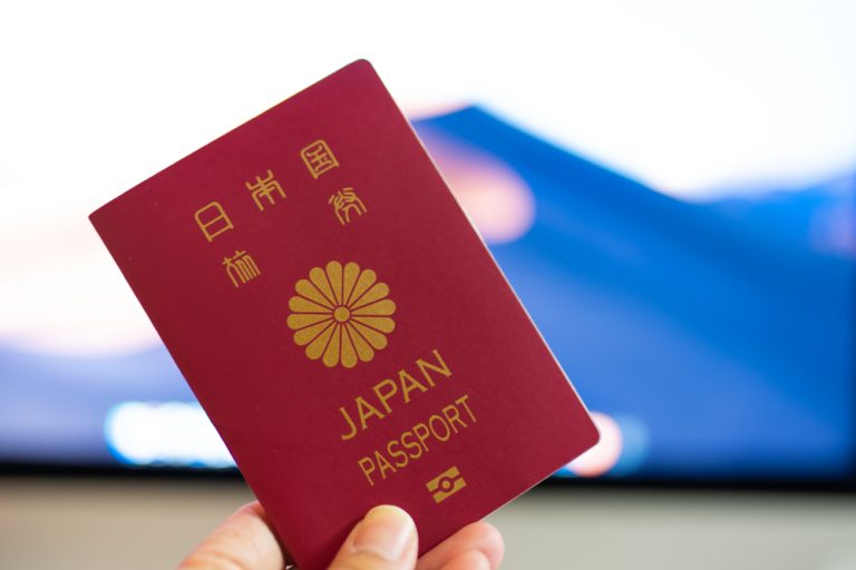 【2月20日は旅券の日】日本のパスポート、実は5色あるって知ってた？ | TABIZINE～人生に旅心を～