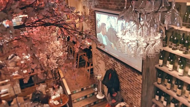 渋谷 ひとりで気軽に入れる 桜の内装に春を感じるイタリアンバル Tabizine 人生に旅心を