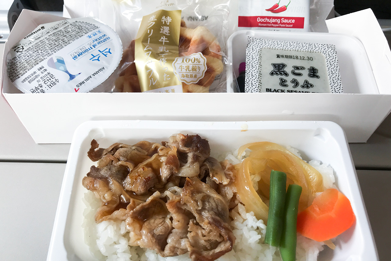 アシアナ航空　羽田ー金浦便の機内食　すき焼き風