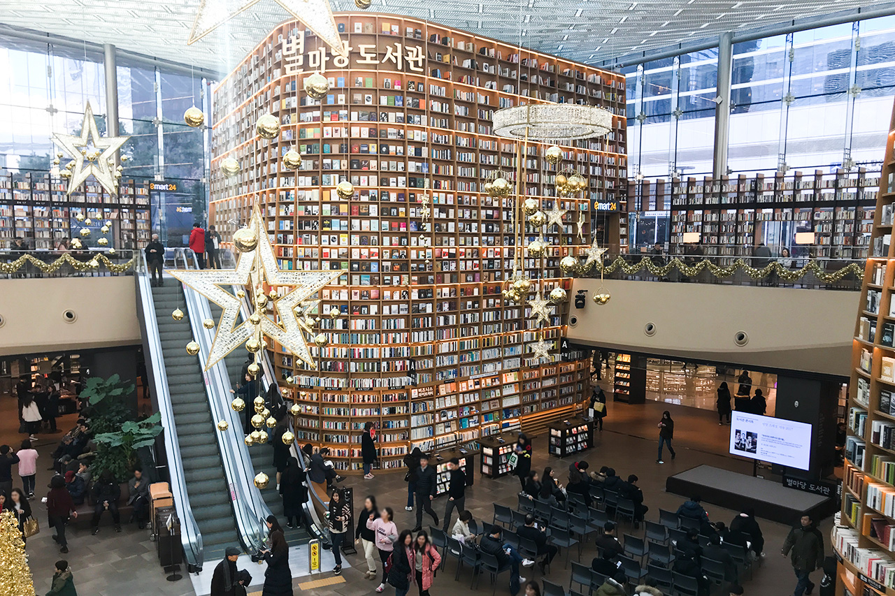 ピョルマダン図書館　クリスマスシーズンの装飾