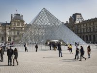 ルーヴル美術館の中庭ナポレオン広場に建つピラミッド