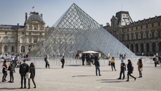 ルーヴル美術館の中庭ナポレオン広場に建つピラミッド