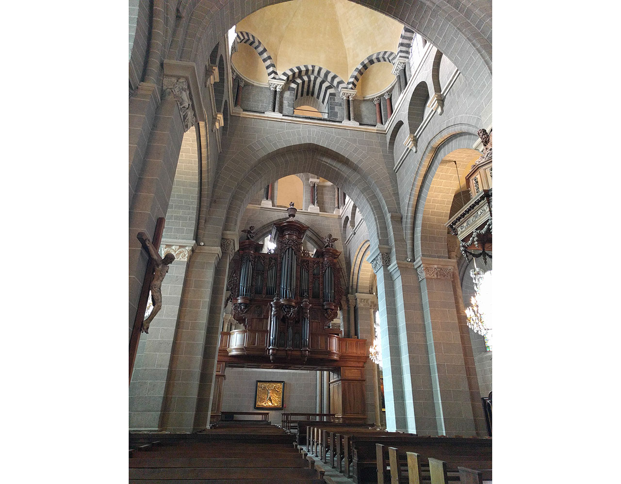 ル・ピュイ＝アン＝ヴレ(Le Puy-en-Velay)「ノートルダム大聖堂」