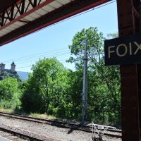 フランス南西部の町・フォア。駅から要塞が見えます