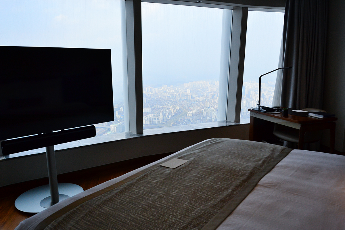 100階の部屋からはベッドに横たわってもソウルが見える！