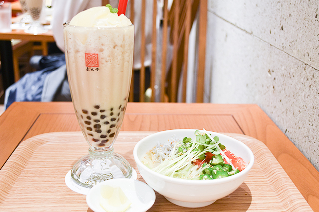 銀座店限定の「タピオカ白桃鉄観音ミルクティー」と、夏限定メニューの「夏野菜とシラスの涼麺」