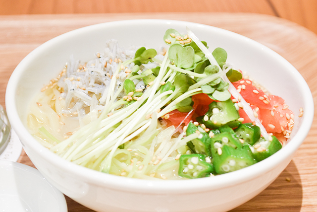 さっぱり味の「夏野菜とシラスの涼麺」