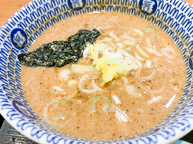 スープは魚介を使った濃厚なもの。