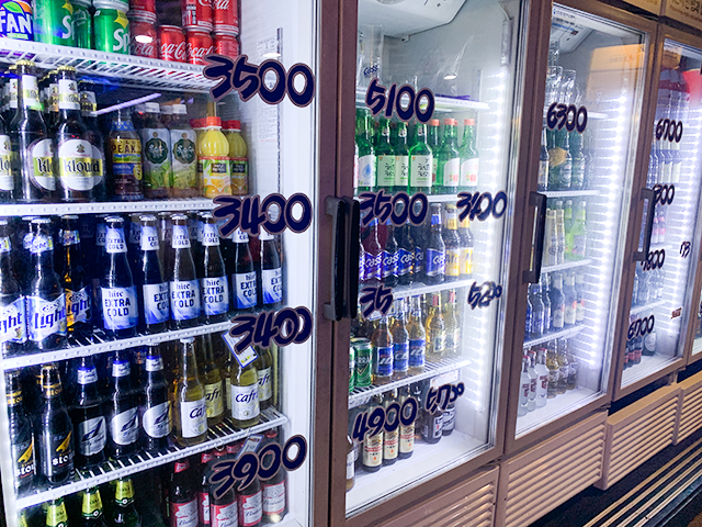 世界のビールが勢ぞろいする大きな冷蔵庫
