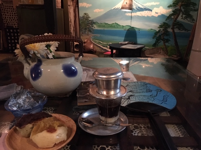 Mugimaru cafe inside