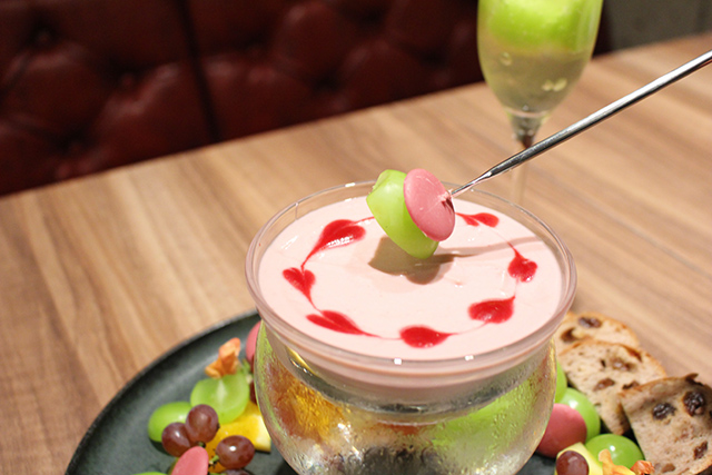 Le Bar a Vin 52 AZABU TOKYO「国産シャインマスカット入り4種フルーツ&ルビーチョコの冷製チーズフォンデュ食べ放題!」