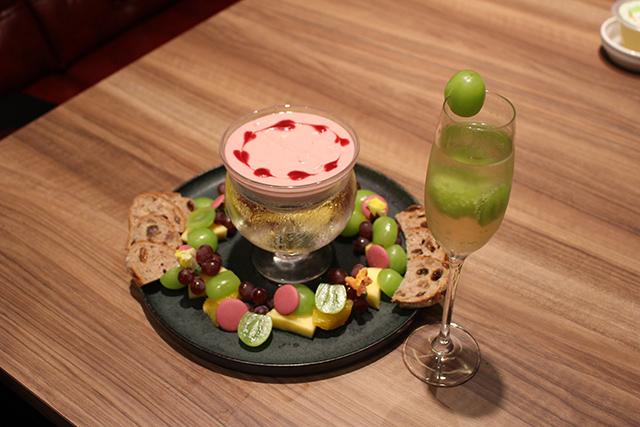 Le Bar a Vin 52 AZABU TOKYO「国産シャインマスカット入り4種フルーツ&ルビーチョコの冷製チーズフォンデュ食べ放題!」「国産シャインマスカットのゾーニンプロセッコカクテル」
