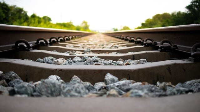 鉄道の線路に大量の石があるのはなぜ トリビア Tabizine 人生に旅心を