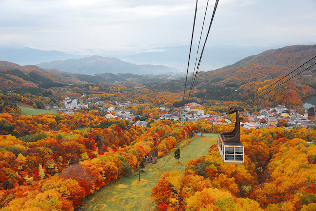 【全国紅葉の絶景】秋を装った山々が連なる、山形県の紅葉人気スポット