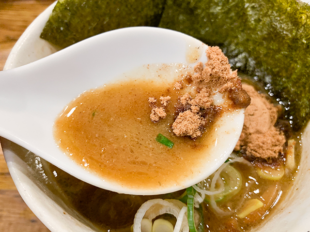 スープは鶏白湯と魚介のWスープで濃厚！