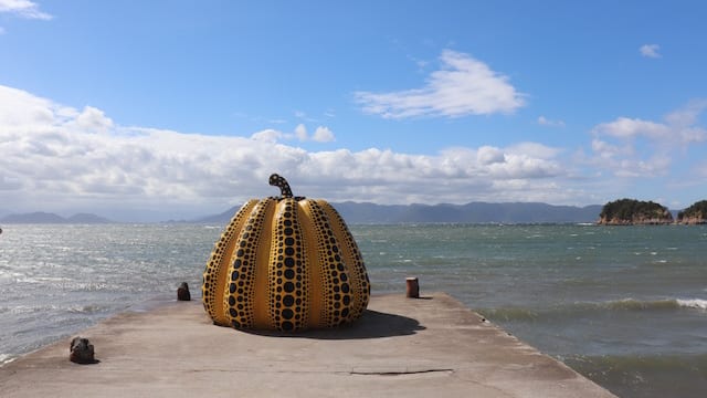 直島 トップ アート かぼちゃ