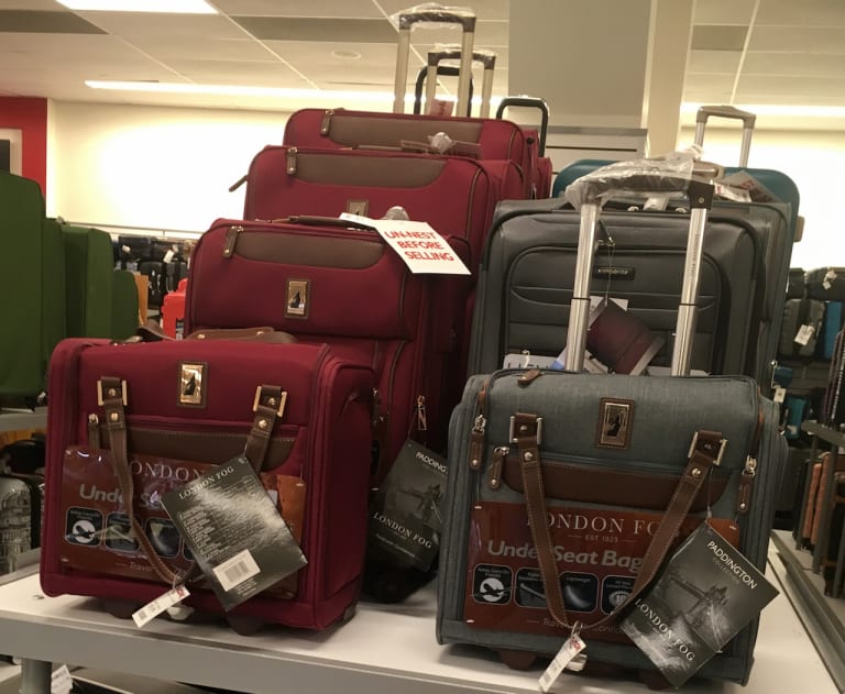 ニューヨークのスーツケースをディスカウントストアでチェック。NYのトレンドはどのタイプ？