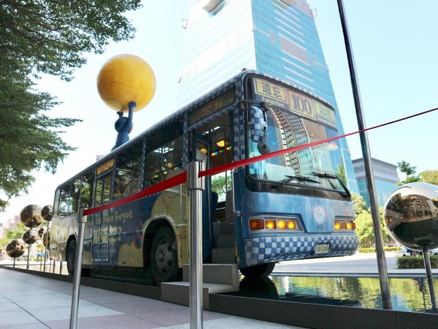幾米月亮公車（ジミームーンバス）と台北101