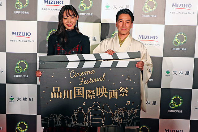 狂言師の和泉元彌さんと女優の井桁弘恵さんによるイルミネーション点灯式