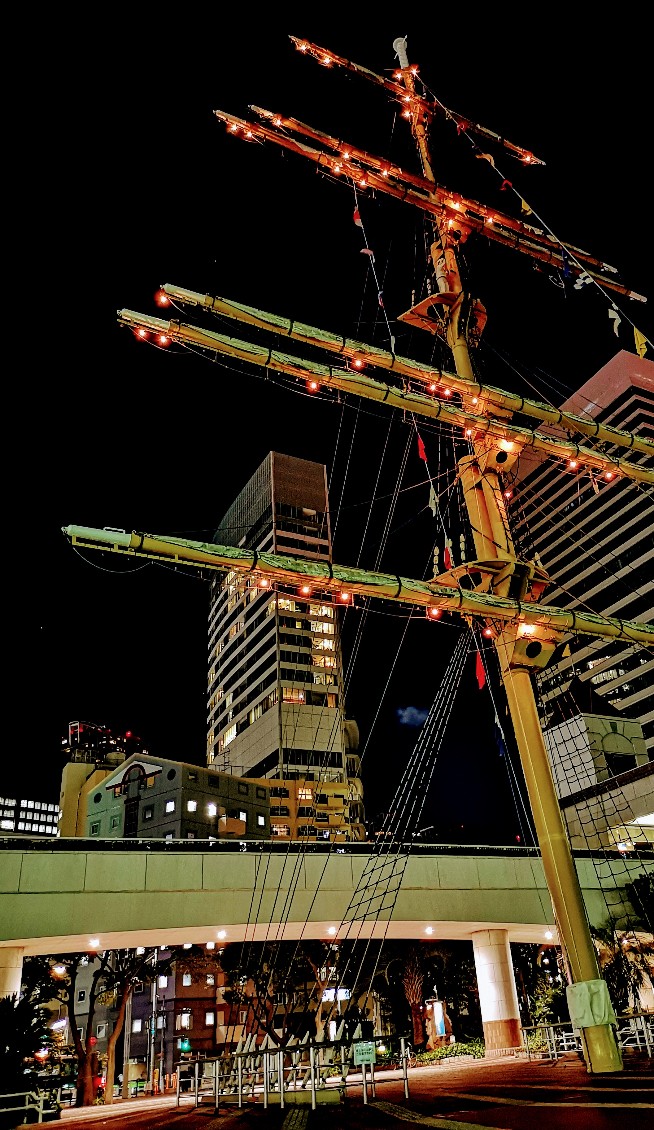 竹芝客船ターミナル　1階中央広場の帆