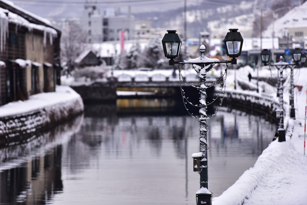 【日本の冬絶景】ガス灯がともる夕暮れに歩きたい小樽　北海道の雪景色　