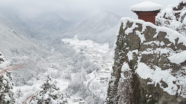 日本の冬絶景】水墨画の世界へ漕ぎ出す雪見舟 山形県の冬景色 | TABIZINE～人生に旅心を～