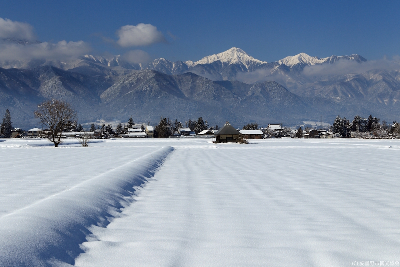 安曇野市農村の雪景色