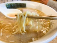 麺は中太縮れ麺。味噌スープによく絡みます