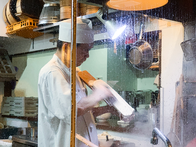 刀削麺は職人さんの手作業で作られます