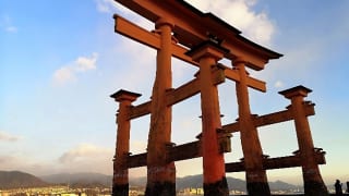 嚴島神社朝の大鳥居の下