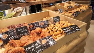 R Baker Inspired by court rosarian 西武新宿PePe店 店内