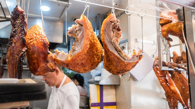 世界ひとり飯（８）】香港で食べるローストポークごはん「燒臘飯」がシンプルで小腹を満たしてくれた | TABIZINE～人生に旅心を～