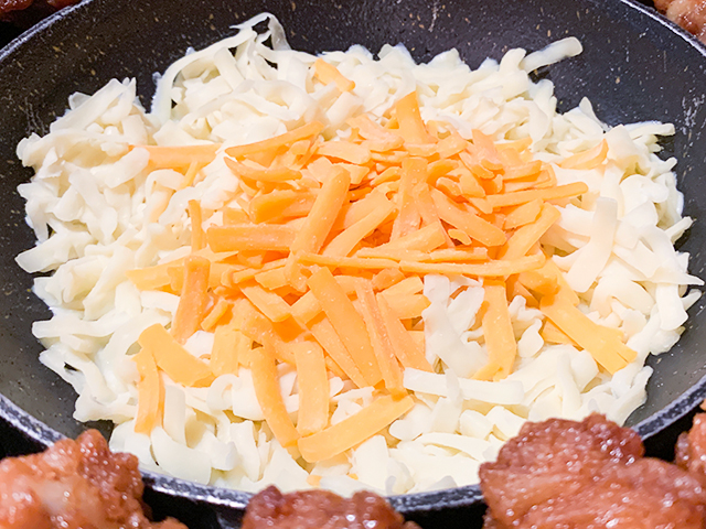 チーズはモッツァレラとチェダーの2種類