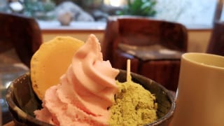 三井寺力餅本家 力餅ソフトクリームさくら味