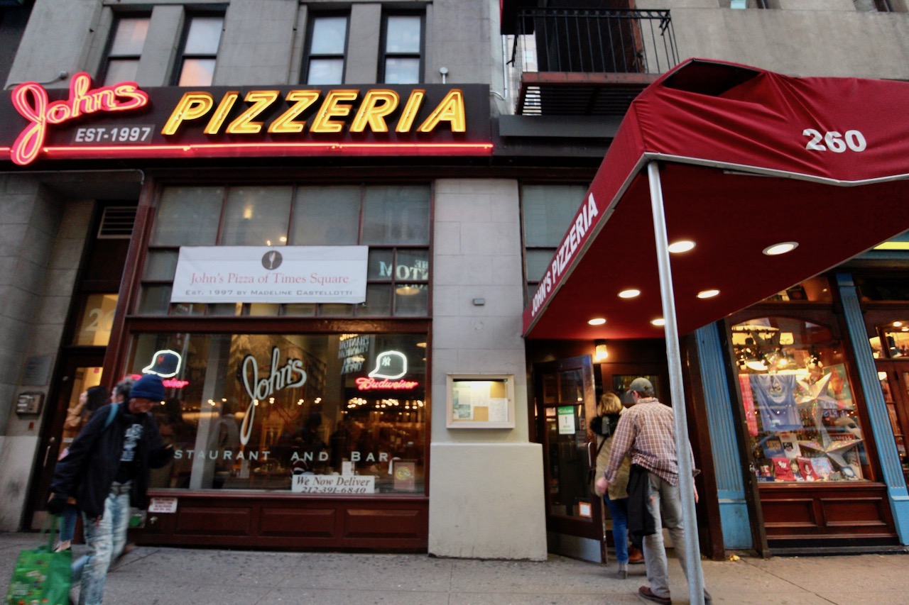 タイムズスクエア至近の、日本には絶対にない雰囲気＆美味しいピザ屋John’s【ニューヨーク】
