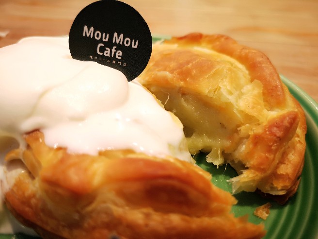 MouMou Cafeイオンモール岡山店「濃厚生クリームとスウィートポテトパイ」断面