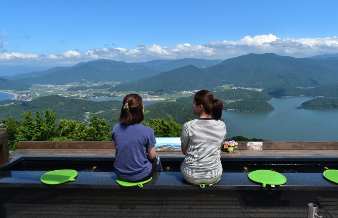 美浜三方五湖を一気に眺められる絶景ポイントとして福井県の新たな観光スポットとなっているレインボーライン山頂公園に「三方五湖に浮かぶ天空のテラス」がオープンしました！景観に特化し趣向を凝らしたさわやかな5種類のおしゃれテラスで、三方五湖を眺めるひと時が楽しめます。テラス（東の展望台）