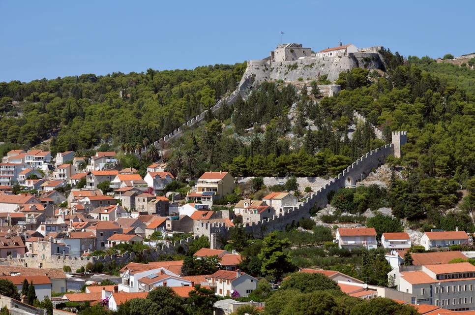 世界中のセレブがお忍びで訪れる、クロアチアの「ラベンダーの島」とは？