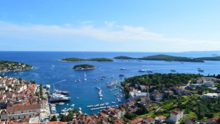世界中のセレブがお忍びで訪れる、クロアチアの「ラベンダーの島」とは？