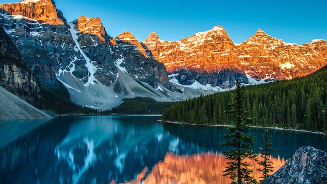 カナダの風景 いつか見たい世界の初夏絶景】雪解け後の澄んだ氷河湖「カナダ