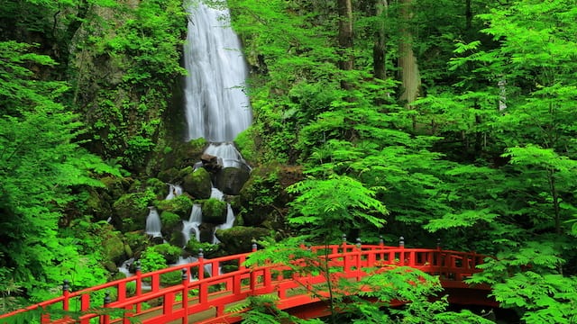 ２０２０年開運 岩手県のパワースポット３選 金のパワー 浄土庭園 滝の中の不動明王 Tabizine 人生に旅心を