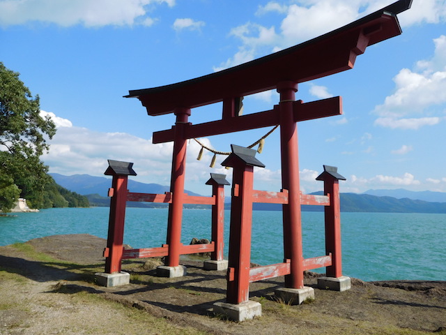 田沢湖　御座の石神社