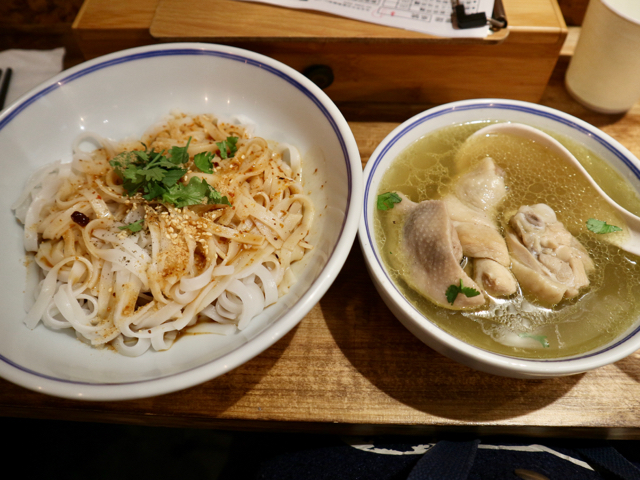 鶏肉スープとピリ辛冷麺
