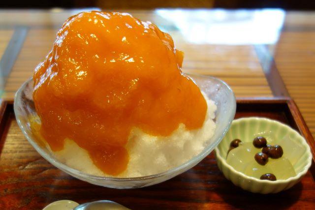 京都「みつばち」の夏季限定かき氷は、あんずの甘酸っぱさがたまらない！